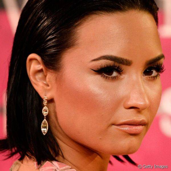 Demi Lovato usou uma maquiagem cl?ssica, que contou com gloss nude e um tra?o fino de delineador gatinho